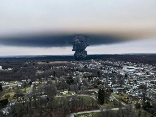 Ohio, kemikaalia kuljettanut juna palaa.